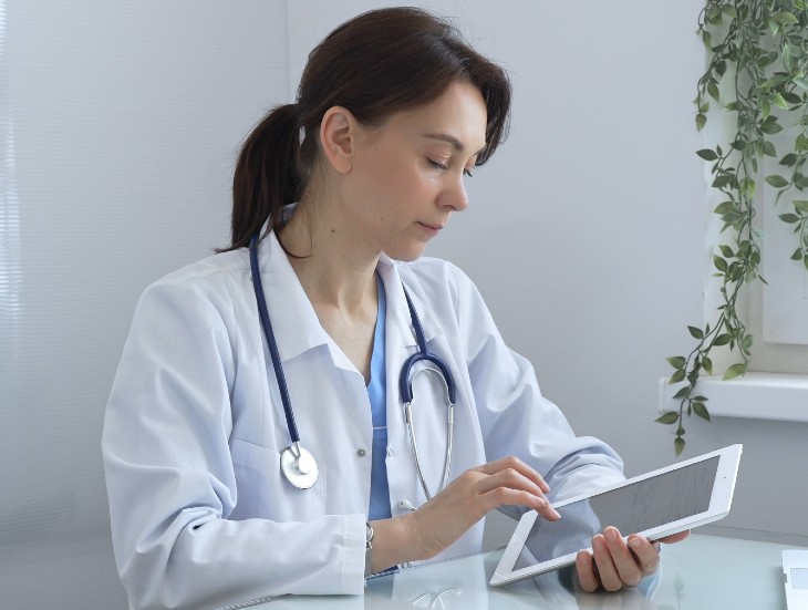ai in rural healthcare represented by providing using tablet to modify ambient notes